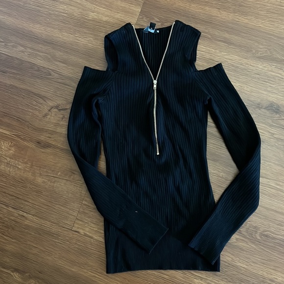 Guess sweater top.               #315 - Picture 2 of 5